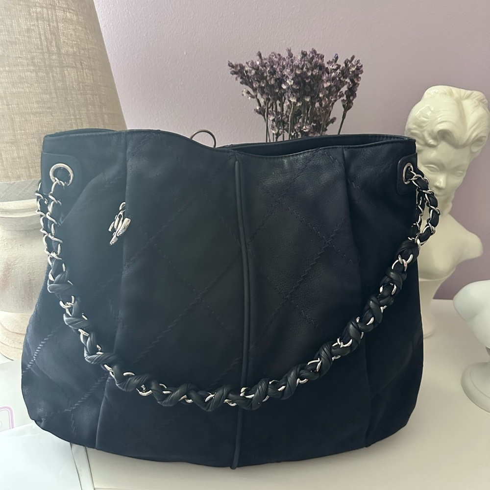 CHANEL Navy Blue Shoulder Bag with Iconic Chain Strap - Picture 4 of 16